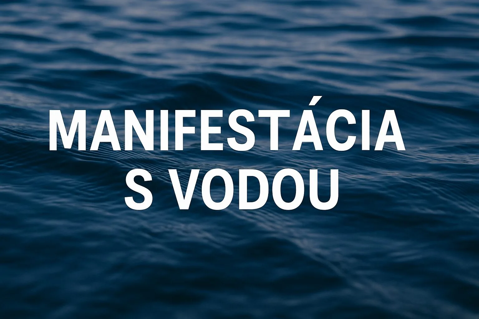 Text „Manifestácia s vodou“ nad pokojnou vodnou hladinou ako vizuálny symbol práce so zámerom a energiou.